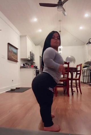 5. Sexy Amanda Salinas Shows Butt while Twerking