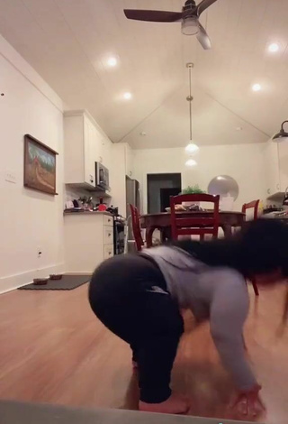 6. Sexy Amanda Salinas Shows Butt while Twerking