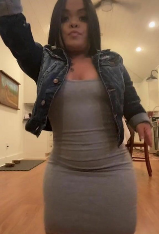 6. Sexy Amanda Salinas Shows Cleavage in Grey Dress