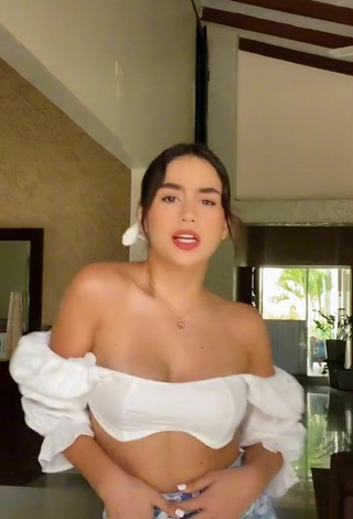 2. Hot Anahí Shows Cleavage in White Crop Top