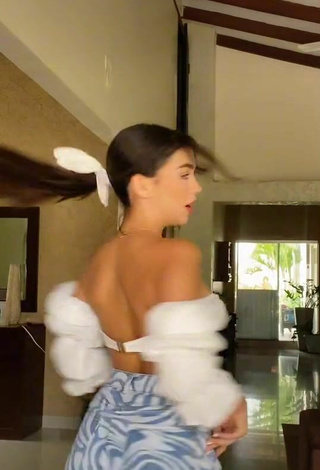 3. Hot Anahí Shows Cleavage in White Crop Top