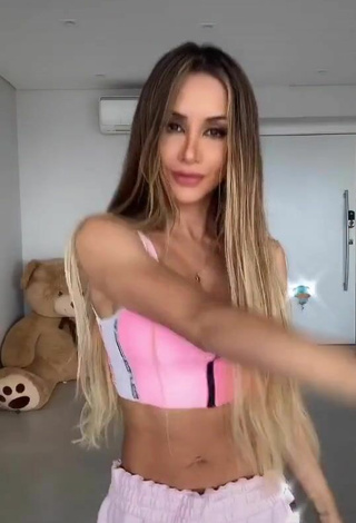 3. Késia Muniz de Oliveira Shows Cleavage in Sexy Pink Crop Top