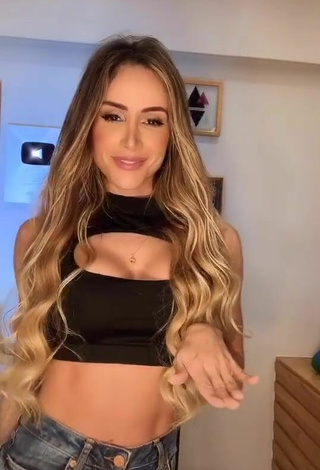 2. Attractive Késia Muniz de Oliveira Shows Cleavage in Black Crop Top