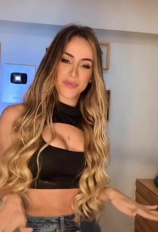 5. Attractive Késia Muniz de Oliveira Shows Cleavage in Black Crop Top