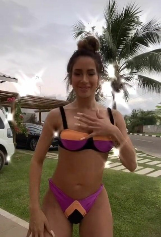 3. Amazing Késia Muniz de Oliveira Shows Cleavage in Hot Bikini in a Street