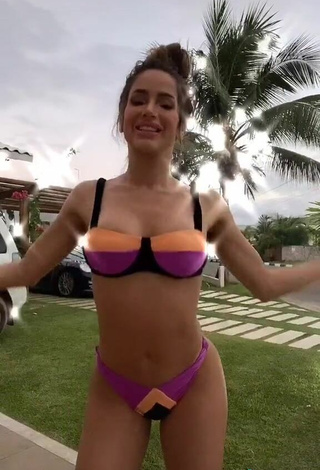 5. Amazing Késia Muniz de Oliveira Shows Cleavage in Hot Bikini in a Street
