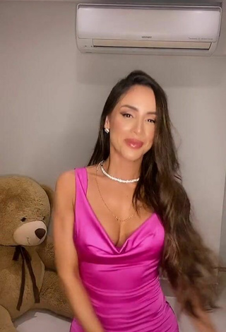 4. Beautiful Késia Muniz de Oliveira Shows Cleavage in Sexy Pink Dress