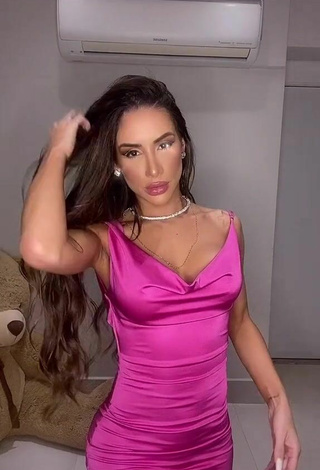 2. Sweetie Késia Muniz de Oliveira Shows Cleavage in Pink Dress