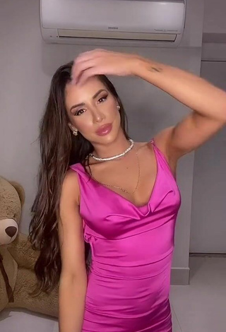 5. Sweetie Késia Muniz de Oliveira Shows Cleavage in Pink Dress