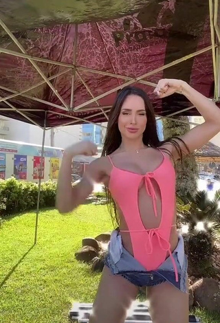 3. Sexy Késia Muniz de Oliveira Shows Cleavage in Peach Swimsuit while Twerking