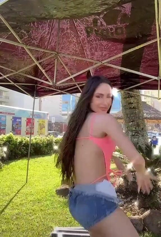 5. Sexy Késia Muniz de Oliveira Shows Cleavage in Peach Swimsuit while Twerking