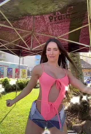 6. Sexy Késia Muniz de Oliveira Shows Cleavage in Peach Swimsuit while Twerking