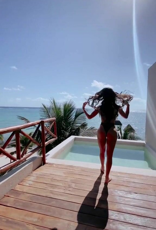 5. Sexy Késia Muniz de Oliveira Shows Butt at the Swimming Pool