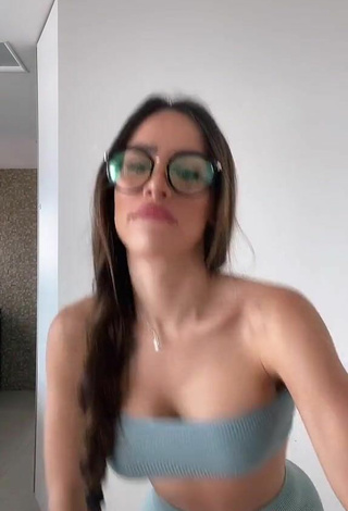 5. Sweetie Késia Muniz de Oliveira Shows Cleavage in Grey Tube Top while Twerking