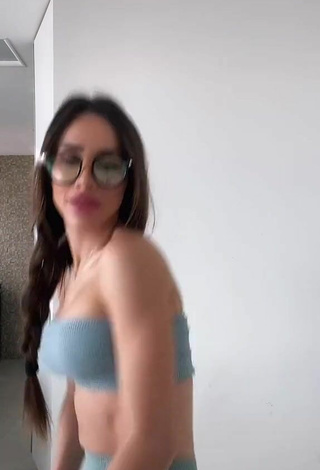 6. Sweetie Késia Muniz de Oliveira Shows Cleavage in Grey Tube Top while Twerking