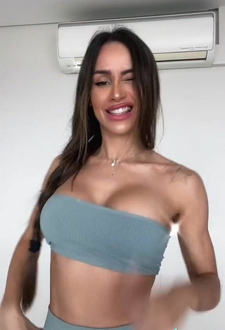 4. Cute Késia Muniz de Oliveira Shows Cleavage in Grey Tube Top while Twerking