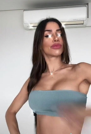 5. Cute Késia Muniz de Oliveira Shows Cleavage in Grey Tube Top while Twerking