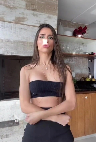 4. Sexy Késia Muniz de Oliveira Shows Cleavage in Black Tube Top
