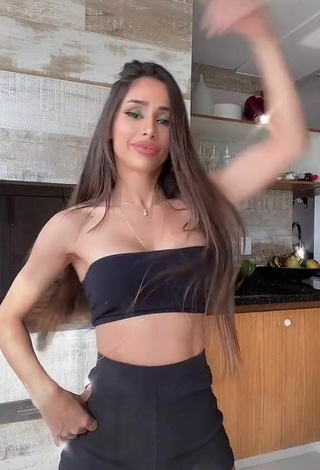 5. Sexy Késia Muniz de Oliveira Shows Cleavage in Black Tube Top