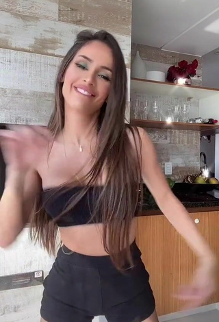6. Sexy Késia Muniz de Oliveira Shows Cleavage in Black Tube Top