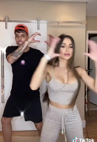 2. Hot Késia Muniz de Oliveira Shows Cleavage in Grey Crop Top while Twerking and Bouncing Breasts