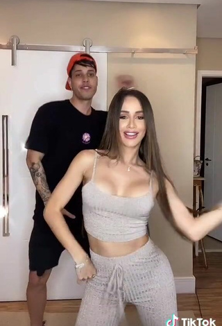 3. Hot Késia Muniz de Oliveira Shows Cleavage in Grey Crop Top while Twerking and Bouncing Breasts