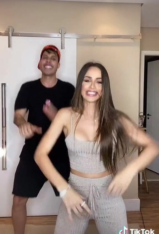 4. Hot Késia Muniz de Oliveira Shows Cleavage in Grey Crop Top while Twerking and Bouncing Breasts