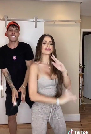 6. Hot Késia Muniz de Oliveira Shows Cleavage in Grey Crop Top while Twerking and Bouncing Breasts