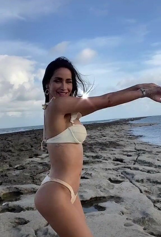 5. Sexy Késia Muniz de Oliveira in Thong at the Beach