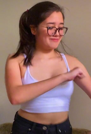 Sweetie Beatriz Sayuri Shows Cleavage in White Crop Top and Bouncing Boobs