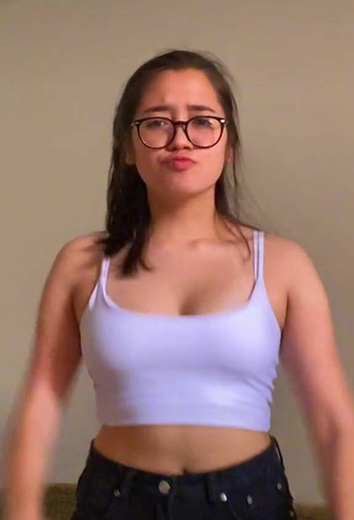 2. Sweetie Beatriz Sayuri Shows Cleavage in White Crop Top and Bouncing Boobs
