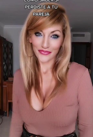 Lidia is Showing Sexy Cleavage