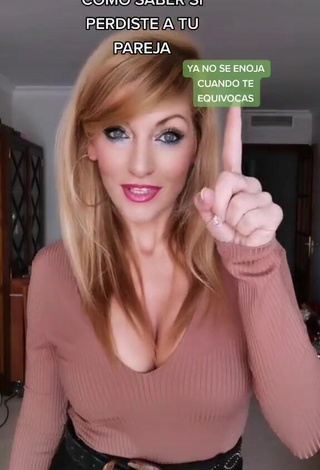 2. Lidia is Showing Sexy Cleavage