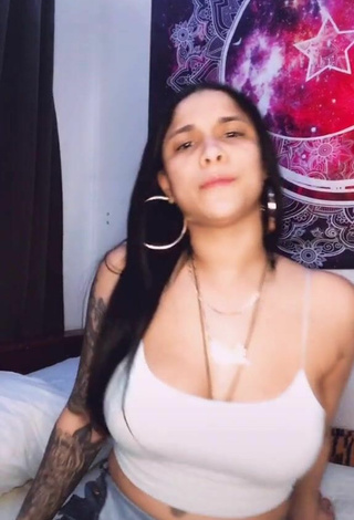 Sexy Yary Pérez Shows Cleavage in Beige Crop Top Braless