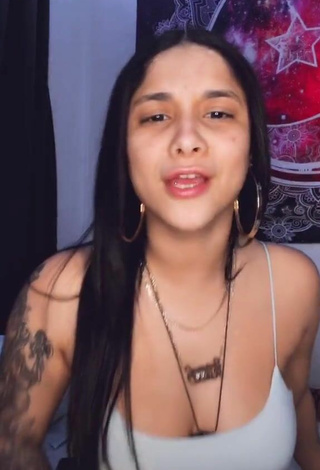 3. Sexy Yary Pérez Shows Cleavage in Beige Crop Top Braless