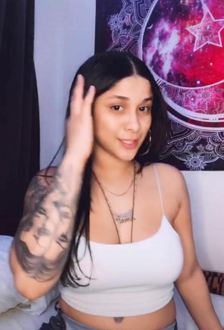 4. Sexy Yary Pérez Shows Cleavage in Beige Crop Top Braless