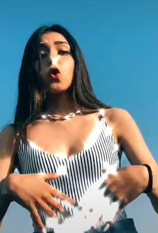2. Sexy Geyli Vargas Shows Cleavage in Striped Top