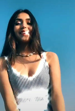 4. Sexy Geyli Vargas Shows Cleavage in Striped Top