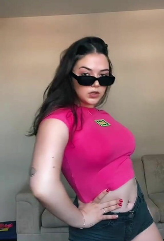 Beautiful Giana Mello in Sexy Pink Crop Top