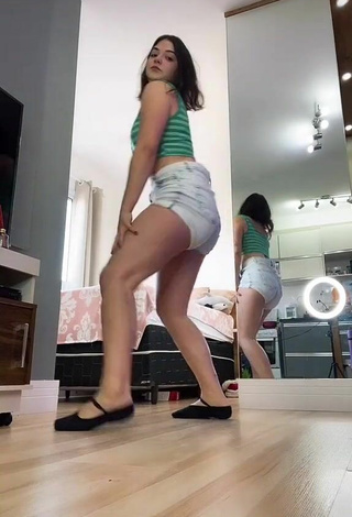 2. Sexy Giana Mello Booty Shaking