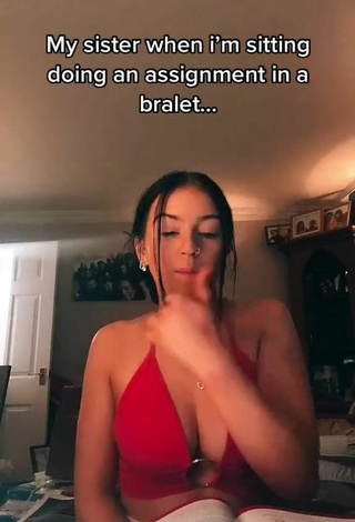 5. Sexy Hannah-Mae Smith Shows Cleavage in Red Crop Top