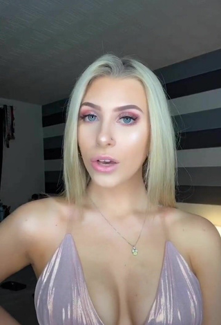 2. Sexy Hannah Simpson Shows Cleavage