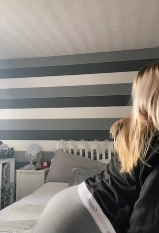 4. Cute Hannah Simpson in White Crop Top anf Booty Shaking