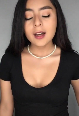 4. Sexy Brenda Vazquez Shows Cleavage