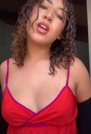 Sexy Inaya Ashanti Shows Cleavage