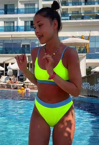 2. Sexy Maria Jeleniewska in Lime Green Bikini at the Swimming Pool