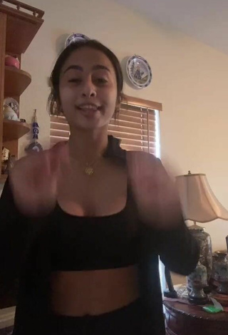 5. Sexy OfflineJenna Shows Cleavage in Black Crop Top
