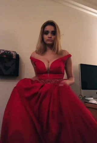1. Hot Jessi101love Shows Cleavage in Red Dress