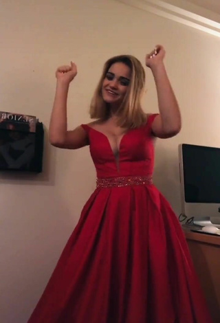 3. Hot Jessi101love Shows Cleavage in Red Dress