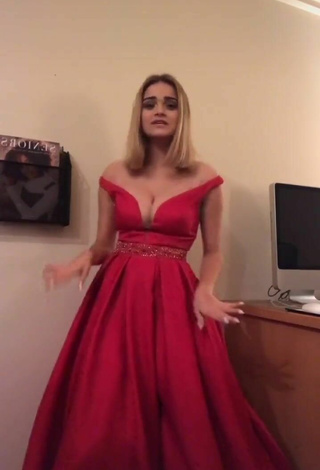2. Sexy Jessi101love Shows Cleavage in Red Dress
